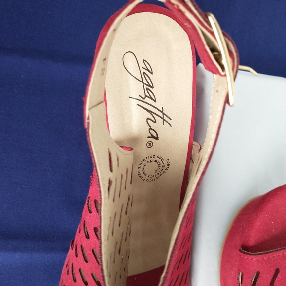 Heels Red Sandals Platform & Belt closure NEW - Picture 2 of 6